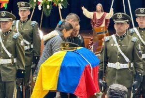 Se levantó una capilla ardiente para recibir los restos mortales de los miembros policiales que fueron asesinados