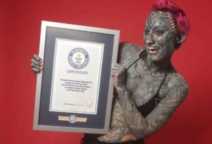 Esperance Lumineska Fuerzina fue reconocida oficialmente por Guinness World Records como la mujer con más tatuajes y modificaciones corporales