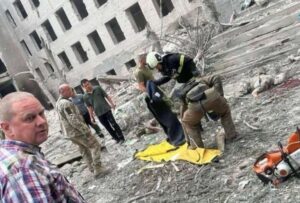 Fuerzas rusas perpetraron ataques en varias ciudades de Ucrania, mientras los niños regresaban a la escuela en un centro educativo militar