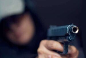 Cinco personas fueron detenidas en flagrancia por la Policía Nacional por disparar al aire a las afueras de un velorio