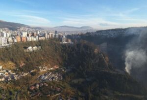 En Quito se mantiene activo el incendio forestal que se mantiene en la zona del cerro Auqui