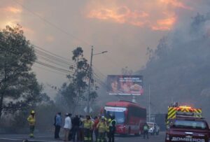 El ministro de Defensa, Gian Carlo Loffredo se trasladó hacia la zona donde se originó el incendio en el sector de Guápulo