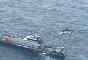 Tres personas fueron detenidas por la Armada del Ecuador
