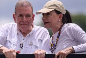 Edmundo González y la líder opositora María Corina Machado afrontan una persecución