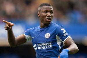 El ecuatoriano Moisés Caicedo asistió, cortó y llevó la cinta de capitán en la goleada ante West Ham