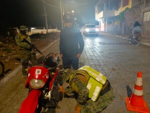 Operaciones de control de armas municiones y explosivos en la Isla Santa Cruz y Baltra