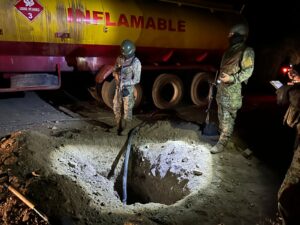 Combustible tipo diesel a base de un acople clandestino de manera ilegal, en el tramo Libertad-Manta