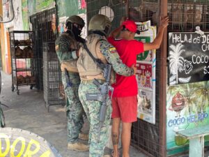 Control de toque de queda mediante patrullajes fijos y móviles en varios sectores del cantón Durán.