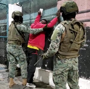 Personal militar se despliega en Ambato para brindar seguridad durante cortes de energía eléctrica