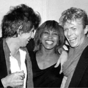 Tina, Keith y Bowie, los tres bebiendo de la misma botella de Jack Daniels
