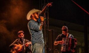 Alex Salazar sorprende al público con su nuevo lanzamiento “Que Pasa Pues” la cual transmite un mensaje de amor propio