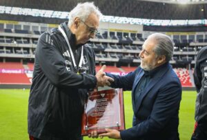 Jorge Fossati, exdirector técnico de Liga de Quito y actual entrenador de la selección de Perú, fue homenajeado