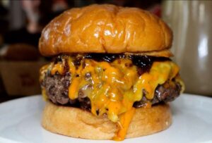 La hamburguesa Singular de la cadena Hundred Burgers, con sedes en Valencia y Madrid, es reconocida como la mejor hamburguesa del mundo según el prestigioso ranking sueco The World’s Best Burgers