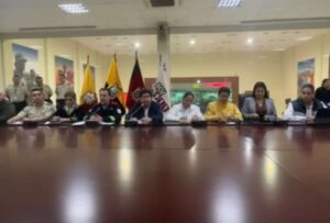 Los ministros del Interior Mónica Valencia, de Defensa, Giancarlo Loffredo; de Gobierno; Arturo Wong; el alcalde de Quito, Pabel Muñoz; la prefecta de Pichincha, Paola Pabón y otras autoridades mantuvieron una reunión en las instalaciones del ECU 911