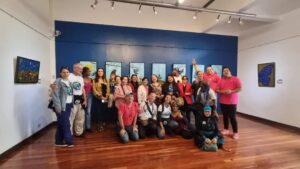 MIEMBROS DE LA 3.a MARCHA MUNDIAL POR LA PAZ Y LA NOVIOLENCIA VISITARON EXPOSICIÓN DE JUAN CARLOS CHAVARRÍA