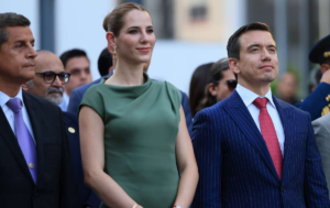 La primera dama Lavinia Valbonesi y el presidente Daniel Noboa, en la sesión solemne por los 204 años de fundación de Portoviejo