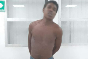 Policía capturó a sujeto en flagrancia por robo a una gasolinera en Esmeraldas