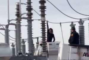 Mujer provoca apagón en Utah al subirse a un transformador de alta tensión