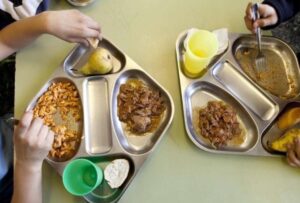 México prohíbe la venta de comida chatarra en escuelas