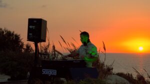 El artista y DJ israelí Sideglide presenta su nuevo DJ set en directo y su lanzamiento más reciente, «Alfonso».