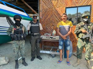Operaciones militares de tipo CAMEX, y por información proporcionada por inteligencia militar, allanó un inmueble en el sector de San Mateo del cantón Manta