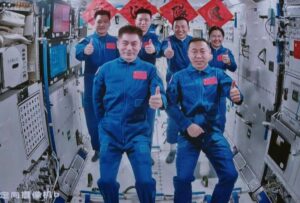 Así fue el reencuentro entre tripulaciones chinas en la estación espacial