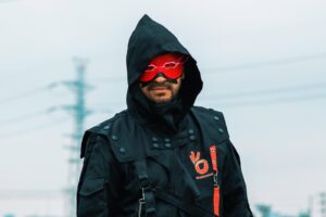 Positiveman, el nuevo superhéroe de la música, lanza su sencillo “Bomba”