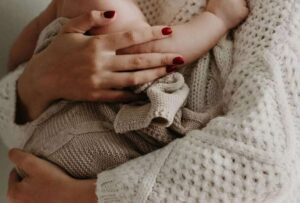 España amplía permiso de maternidad para madres solteras