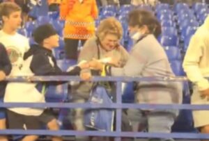 Mujer arrebató camiseta que había obsequiado un futbolista a un niño