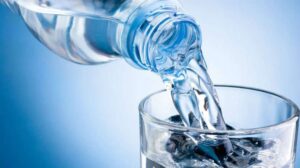 Francia le dice no al agua embotellada