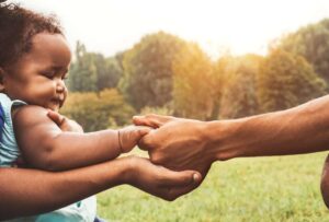 Parlamento de Portugal evalúa propuesta para extender permiso parental