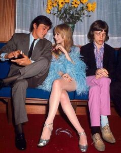 Cuando Mick Jagger y su novia Marianne Faithfull conocieron a Alain Delon