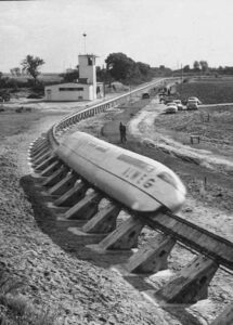 Tren monorriel ALWEG puesto en servicio en Colonia, Alemania, en 1952