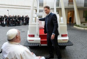 Papa Francisco estrena papamóvil eléctrico hecho a medida