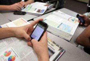 Prohibido el uso de celulares en escuelas primarias y secundarias de Brasil