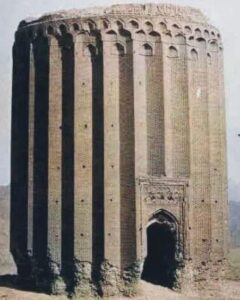 Fue concebido como la tumba de Tuğrul Beg, el fundador de la dinastía Seljuk