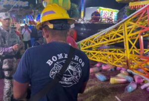 Colapsa juego mecánico en feria de Acapulco