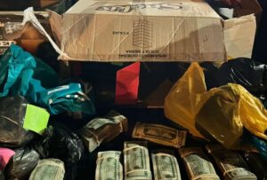 Se encontraron USD 145,000 ocultos en canastas navideñas