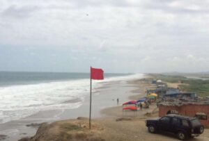 26 playas de Ecuador se encuentran con bandera roja por el oleaje