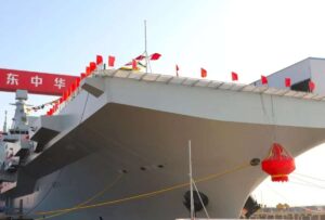 China lanza un nuevo buque de asalto anfibio