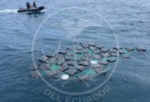 Armada captura 1,8 toneladas de droga frente a las costas de Manta