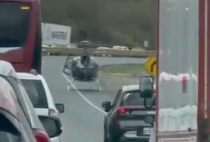 Helicóptero aterriza en vía a la costa para liberar a tres secuestrados