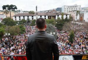 Daniel Noboa llama a defender la democracia desde la Plaza de la Independencia