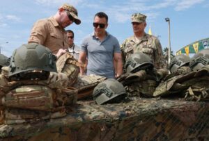 Gobierno Nacional entrega 30.000 chalecos y 31.000 cascos a las Fuerzas Armadas