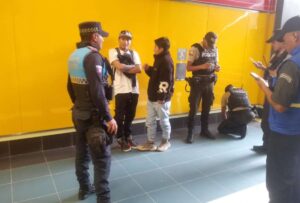 Dos retenidos por vandalizar el Metro de Quito