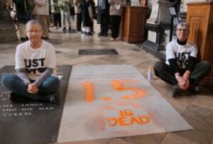 Activistas pintaron la tumba de Charles Darwin