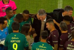 Noche Blanca: Edgardo Bauza fue el más aplaudido en el Rodrigo Paz Delgado