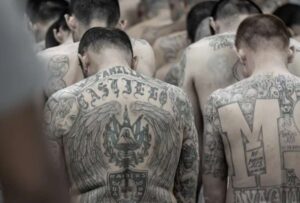 El Salvador impone penas de hasta 120 años a pandilleros