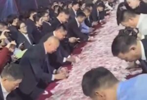 Jefe puso USD 8 millones sobre una mesa para que sus empleados lo tomen como premio a su rendimiento