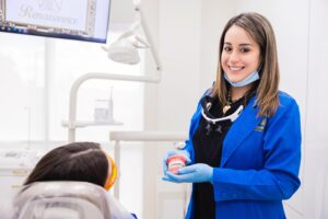 Elena Solís González: La Odontóloga Estética que Restaura Sonrisas y Cambia Vidas en la Comunidad Cubana de Miami